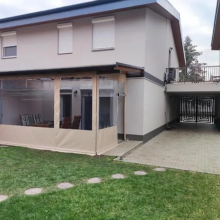 דירה Sziriusz Apartmanhaz גיולה