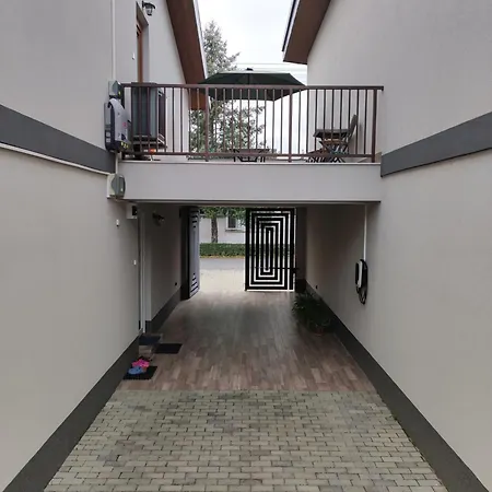 Sziriusz Apartmanhaz דירה גיולה