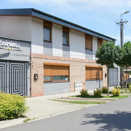 Sziriusz Apartmanhaz דירה גיולה