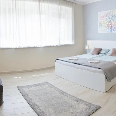 דירה Sziriusz Apartmanhaz גיולה