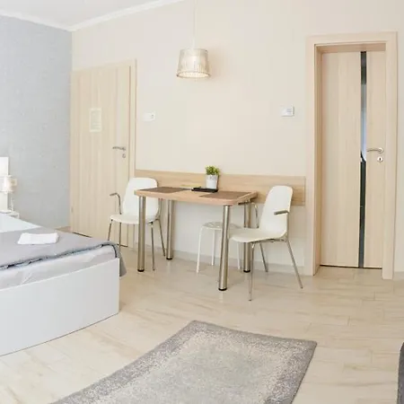 Sziriusz Apartmanhaz * גיולה