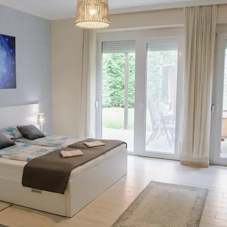 Sziriusz Apartmanhaz גיולה