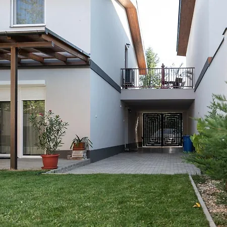 Sziriusz Apartmanhaz * גיולה